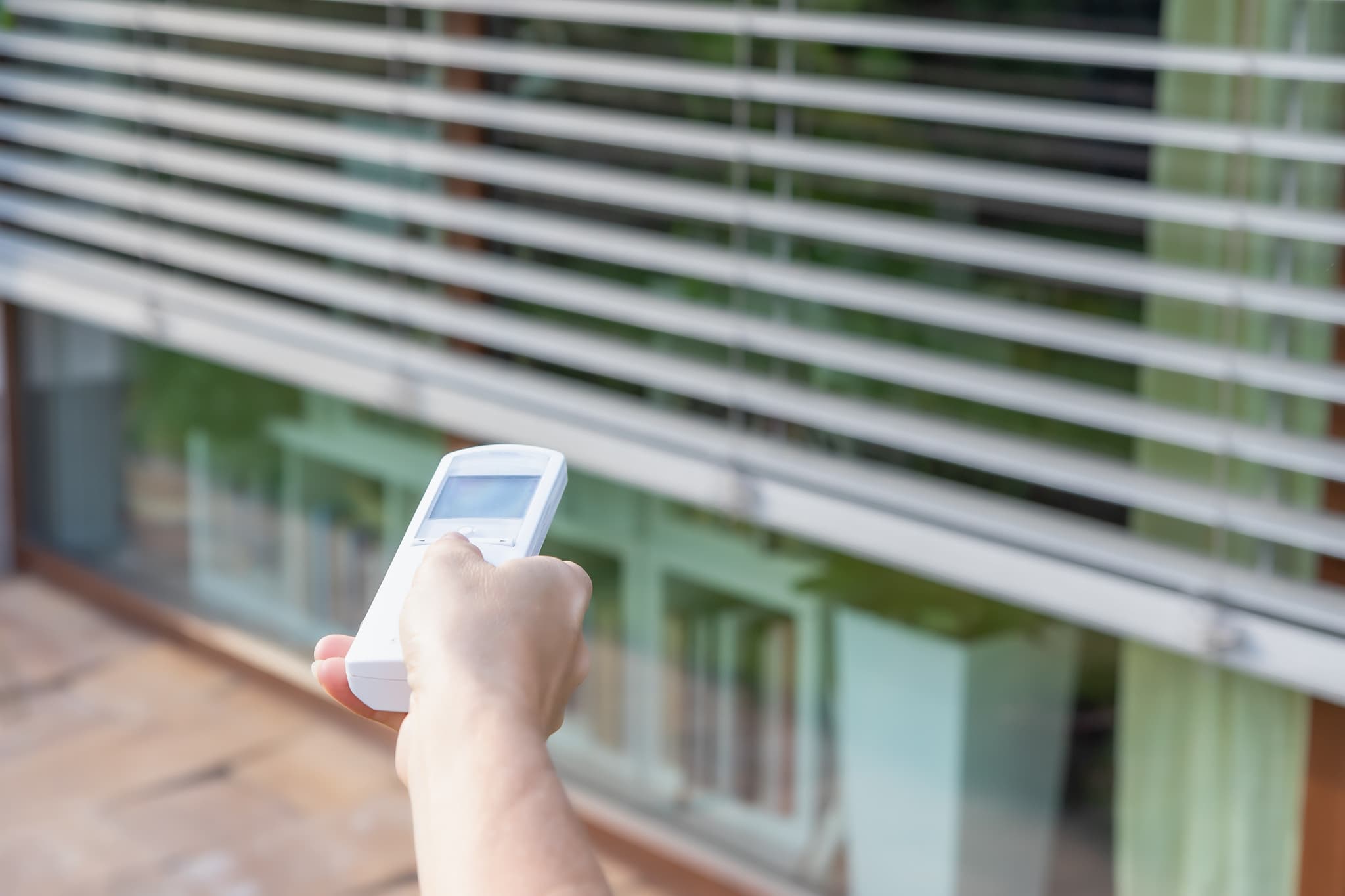 Moderniza tus persianas y cortinas con nuestros sistemas de motorización, combinando comodidad y tecnología.